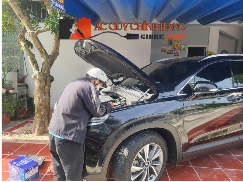 nhân viên kiểm tra bình ắc quy