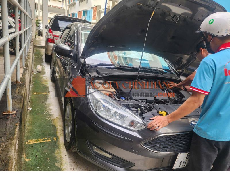 nhân viên thay bình ắc quy